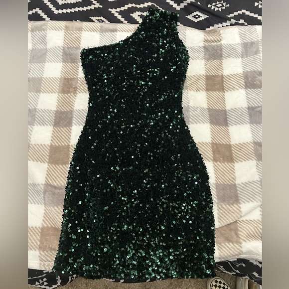 Dresses & Skirts - Green short one shoulder homecoming dress.